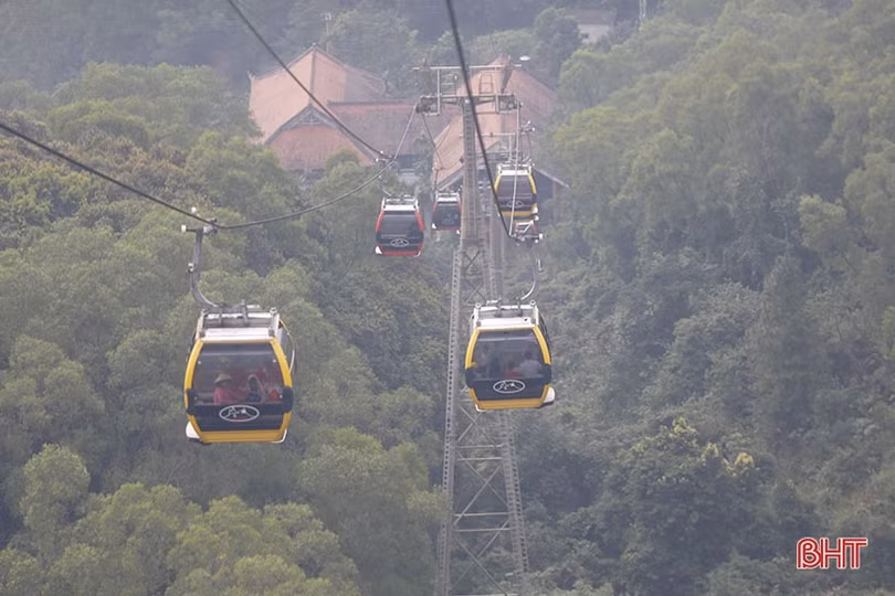 Chùa Hương Tích nườm nượp khách du xuân