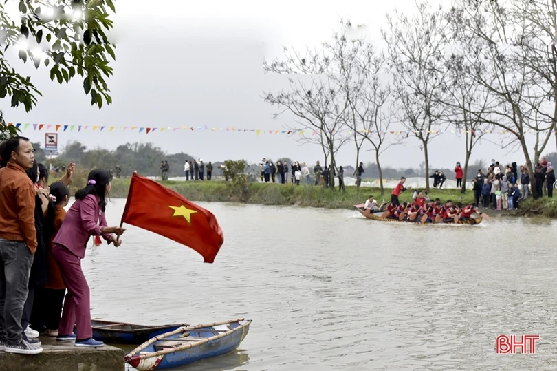 Tưng bừng lễ hội đua thuyền truyền thống phường Trung Lương