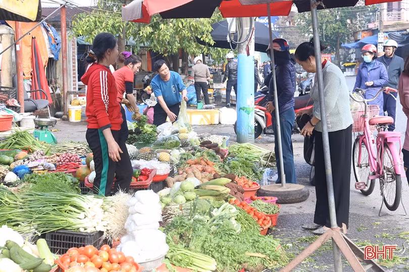 Nguồn cung hàng hóa dịp tết đa dạng, đáp ứng nhu cầu mua sắm của người dân Hà Tĩnh