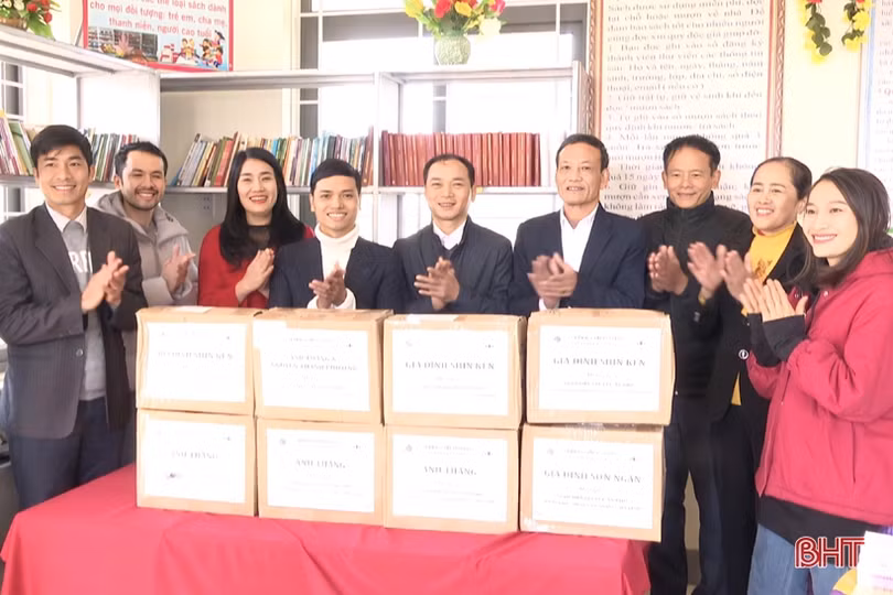 Viện Học tập suốt đời trao tặng 2.600 đầu sách cho Vũ Quang