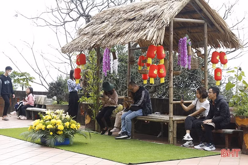 Chùa Hương Tích nườm nượp khách du xuân