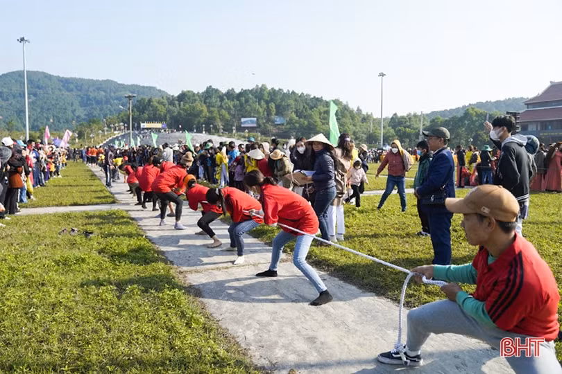 Hấp dẫn các trò chơi dân gian trong lễ khai hội chùa Hương Tích