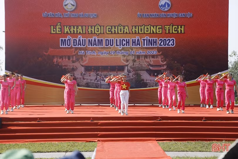 Hấp dẫn các trò chơi dân gian trong lễ khai hội chùa Hương Tích