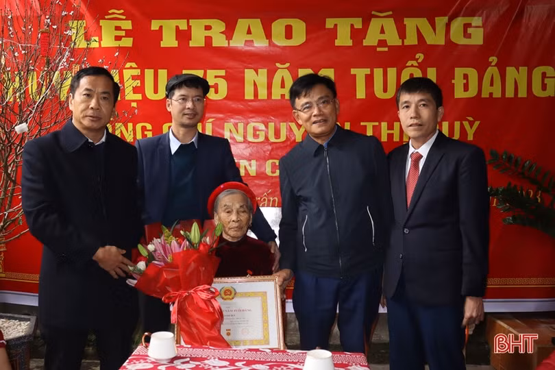 Trao Huy hiệu 75 năm tuổi Đảng cho đảng viên lão thành ở Can Lộc