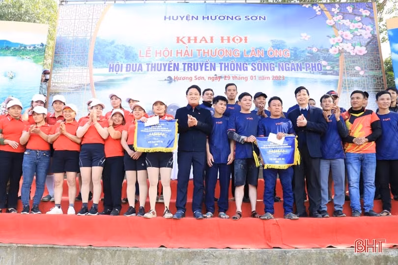 30 đội tranh tài tại lễ hội đua thuyền truyền thống trên sông Ngàn Phố