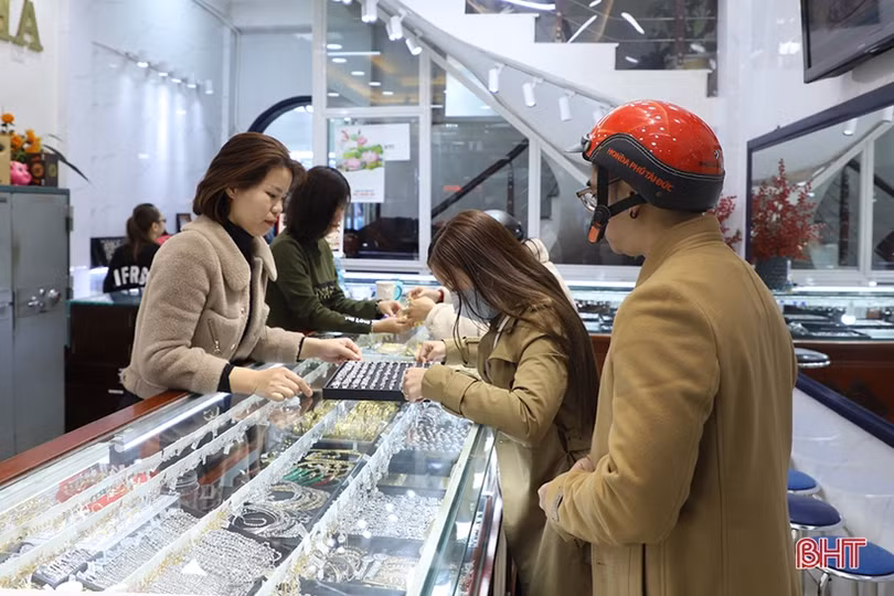 Trước ngày vía Thần tài, giá vàng ở Hà Tĩnh tăng cao