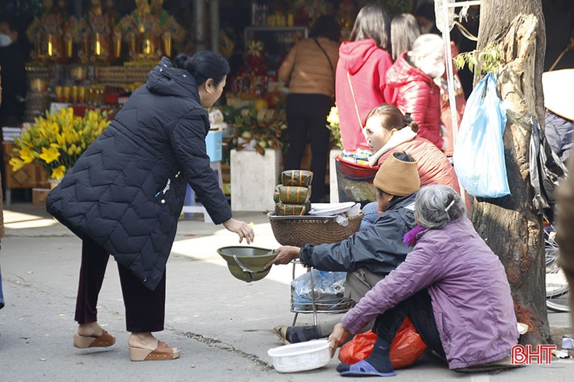Nhiều hình ảnh không đẹp tại đền Củi dịp đầu năm mới