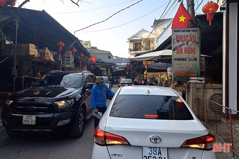 Đền Củi đón hàng nghìn du khách đến cầu may ngày đầu năm mới