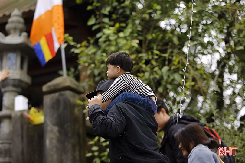 Chùa Hương Tích nườm nượp khách du xuân