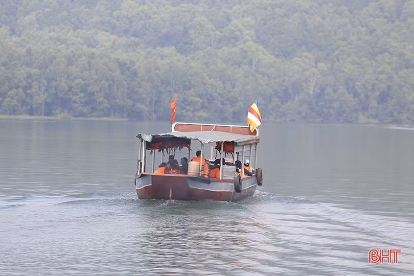 Chùa Hương Tích nườm nượp khách du xuân