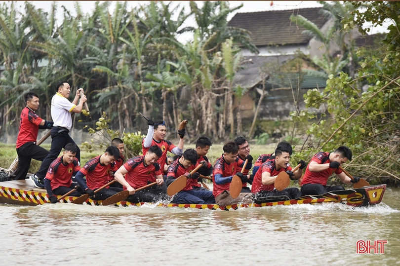 Tưng bừng lễ hội đua thuyền truyền thống phường Trung Lương