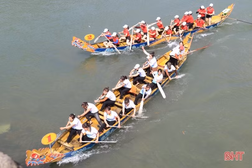30 đội tranh tài tại lễ hội đua thuyền truyền thống trên sông Ngàn Phố