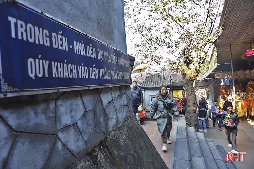 Nhiều hình ảnh không đẹp tại đền Củi dịp đầu năm mới