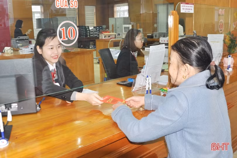 Gửi tiết kiệm đầu năm ở Hà Tĩnh: Cả ngân hàng và người dân đều vui như hội!