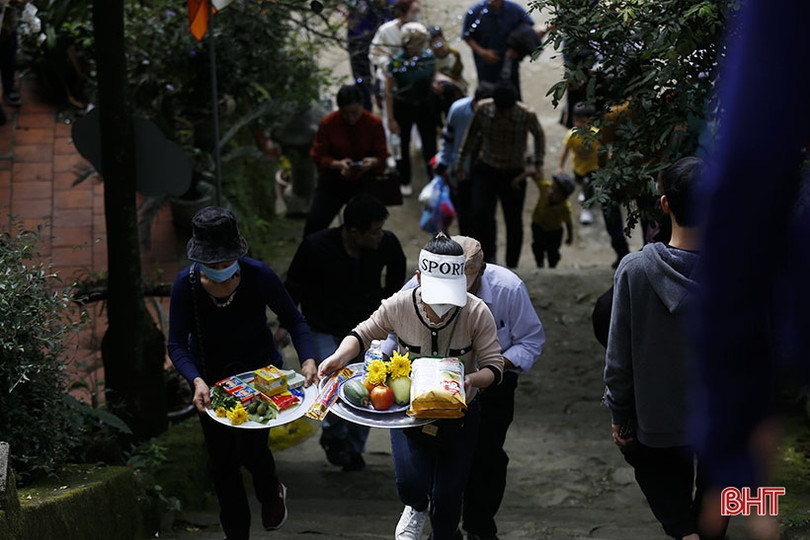 Chùa Hương Tích nườm nượp khách du xuân