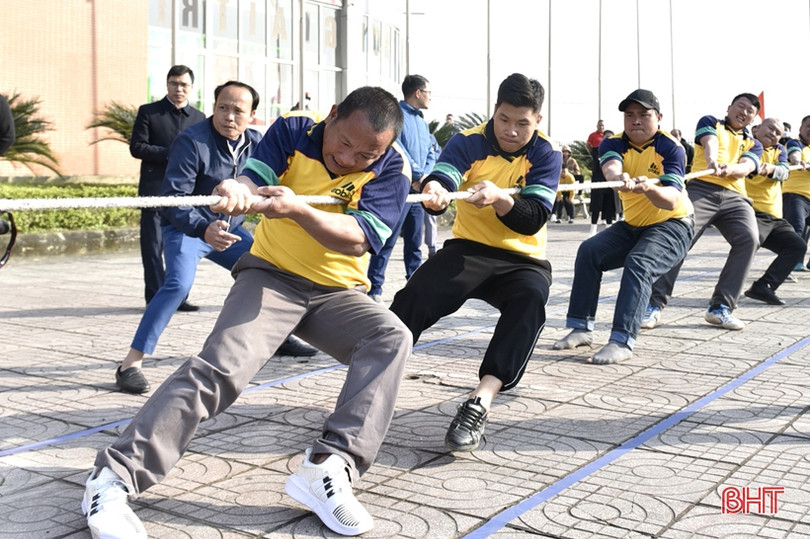 Thị xã Hồng Lĩnh sôi nổi giải kéo co “Mừng Đảng, mừng xuân Quý Mão 2023”