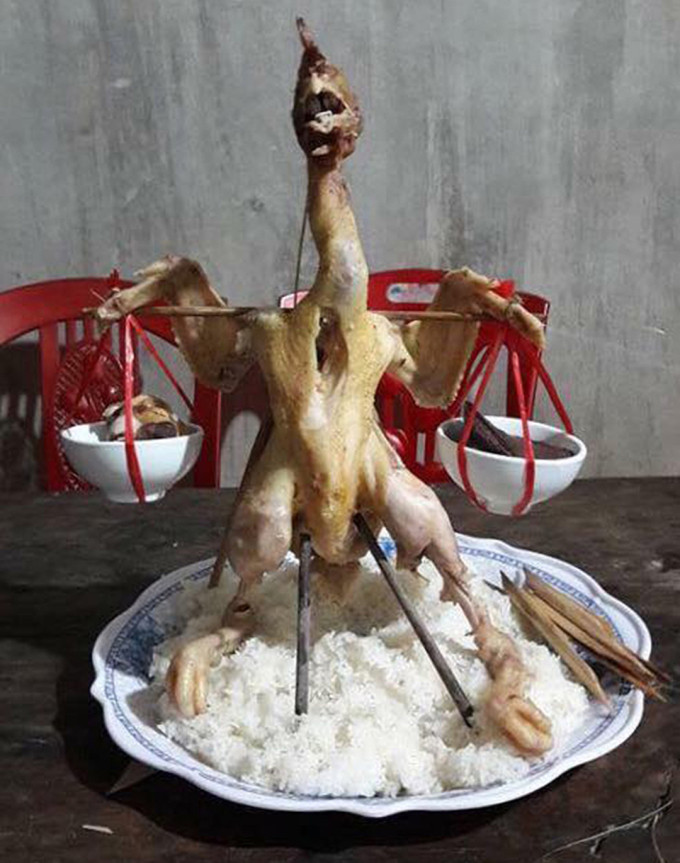 Tuyệt tác của “hội gái đảm” khi vào bếp luộc gà