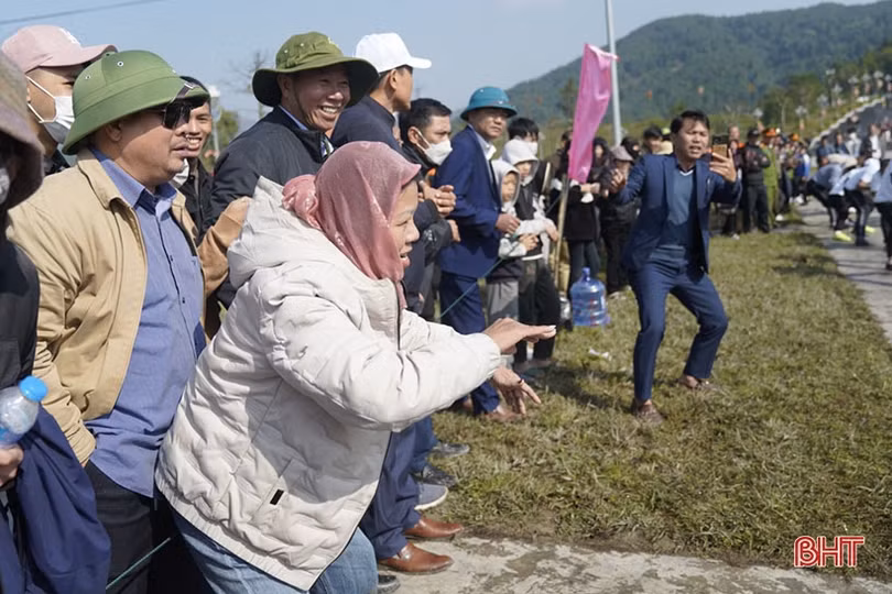 Hấp dẫn các trò chơi dân gian trong lễ khai hội chùa Hương Tích