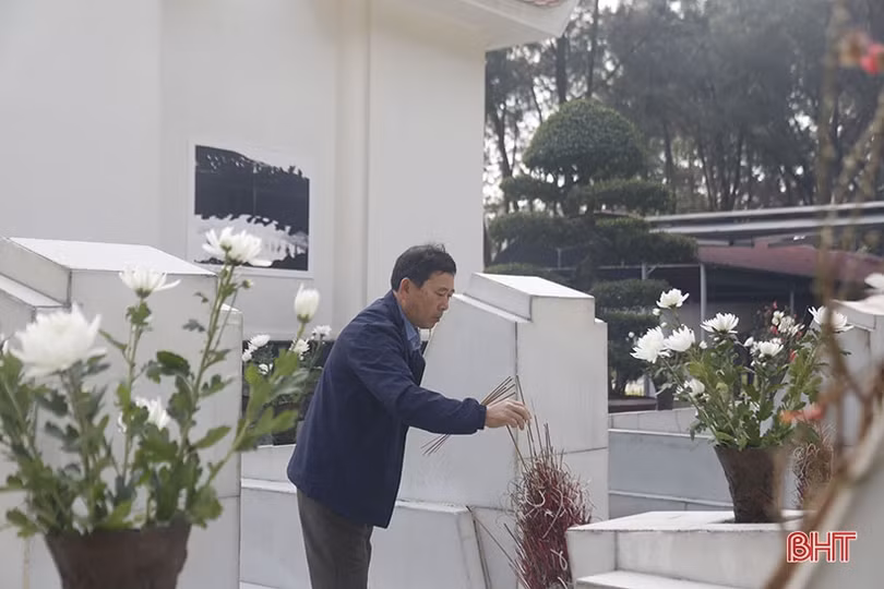 Du khách dâng hương tại Ngã ba Đồng Lộc dịp đầu năm