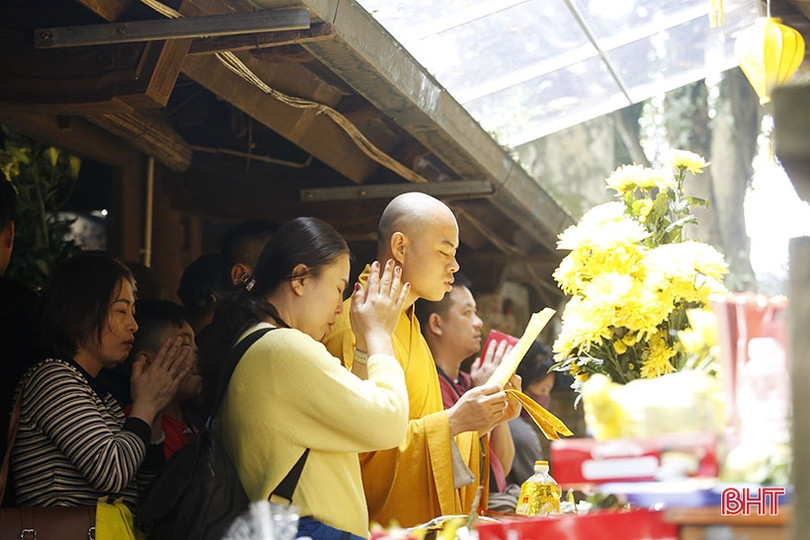 Chùa Hương Tích nườm nượp khách du xuân