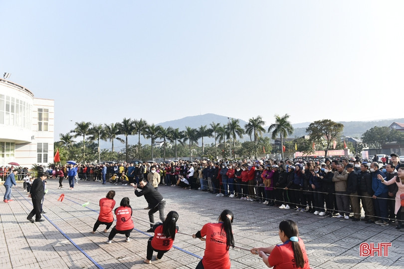 Thị xã Hồng Lĩnh sôi nổi giải kéo co “Mừng Đảng, mừng xuân Quý Mão 2023”
