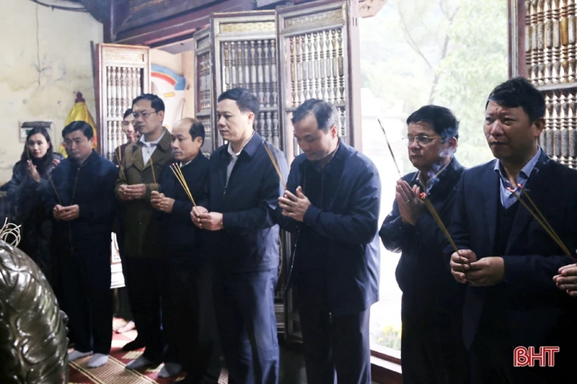 Bí thư Tỉnh ủy dự lễ khai hạ đền Nen