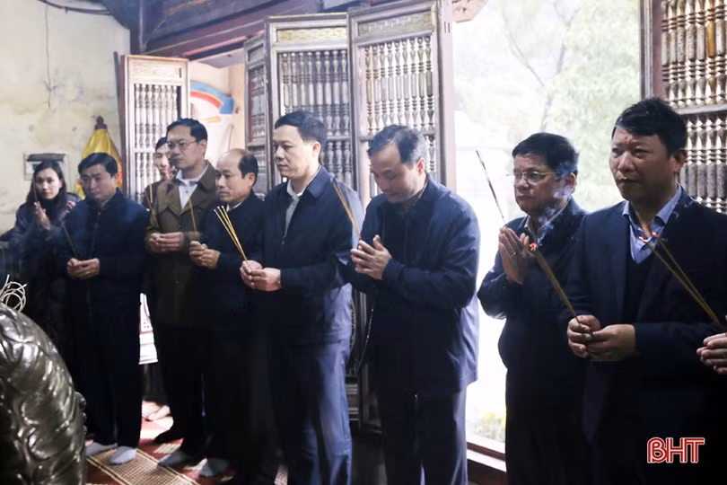 Bí thư Tỉnh ủy dự lễ khai hạ đền Nen