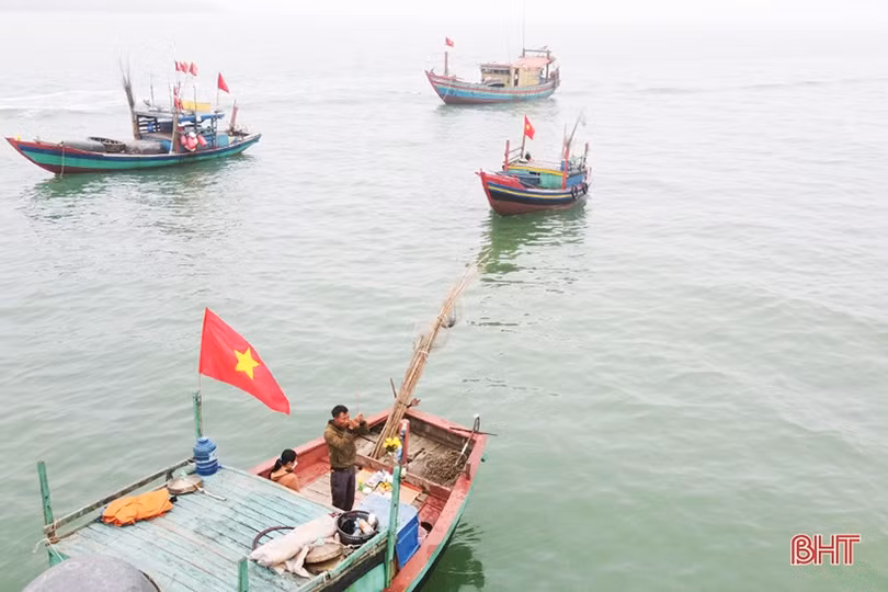 Ngư dân Cẩm Xuyên làm lễ “mở biển”, xuất hành lấy may đầu năm