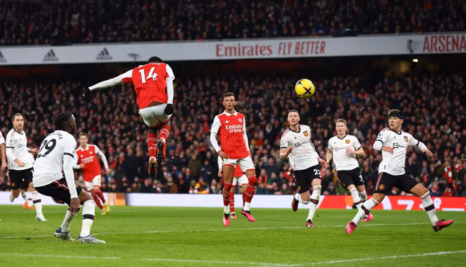 Đánh bại MU ở phút cuối, Arsenal ngạo nghễ giữ đỉnh bảng