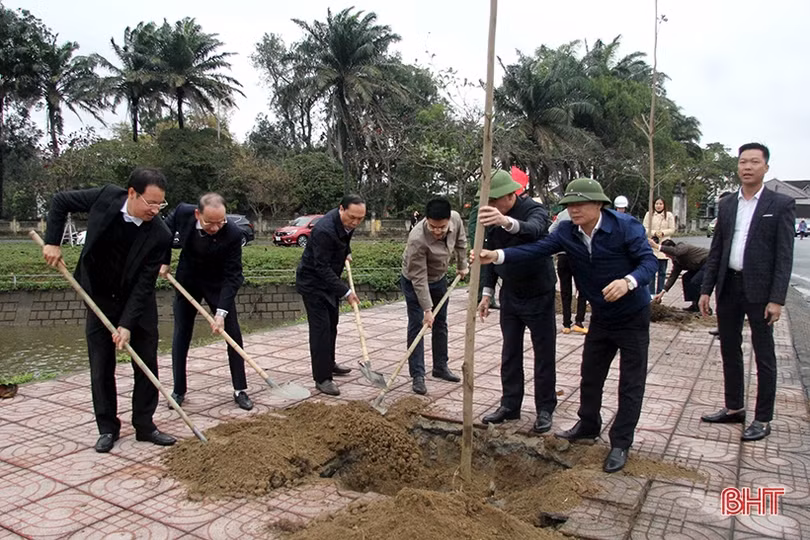 Sôi nổi ra quân trồng cây đầu xuân tại các địa phương, đơn vị ở Hà Tĩnh