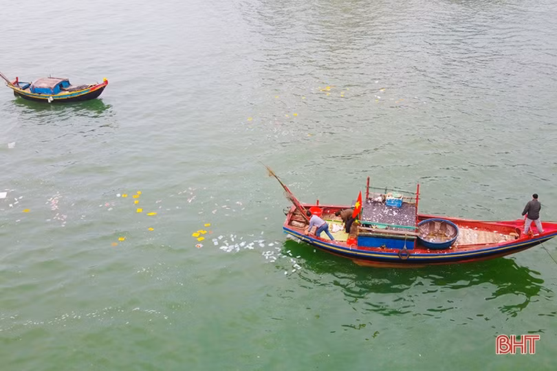 Ngư dân Cẩm Xuyên làm lễ “mở biển”, xuất hành lấy may đầu năm
