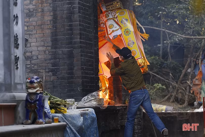 Nhiều hình ảnh không đẹp tại đền Củi dịp đầu năm mới