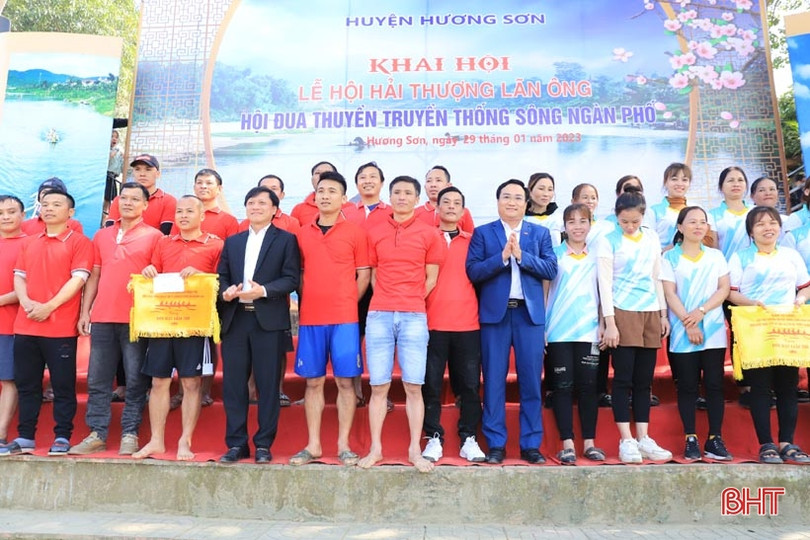 30 đội tranh tài tại lễ hội đua thuyền truyền thống trên sông Ngàn Phố