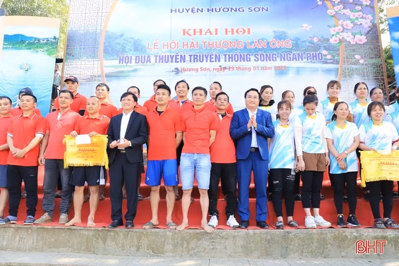 30 đội tranh tài tại lễ hội đua thuyền truyền thống trên sông Ngàn Phố