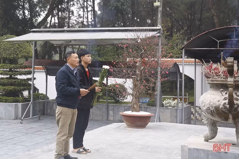 Du khách dâng hương tại Ngã ba Đồng Lộc dịp đầu năm