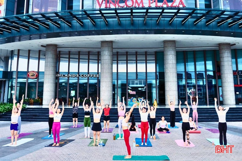 Giới trẻ thường xuyên tổ chức các buổi giao lưu tập yoga. bqbht_br_thiet-ke-chua-co-ten1jpg.jpg