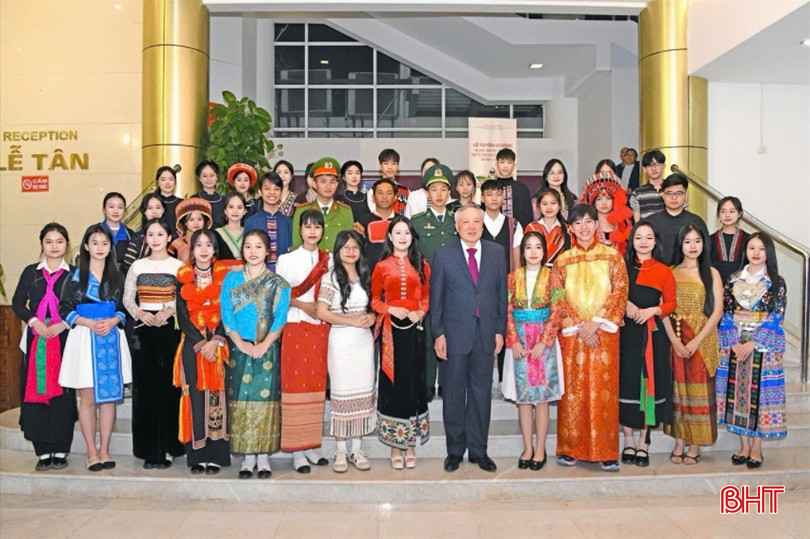 Diệu Châu (hàng đầu, thứ 5 từ trái qua) cùng các bạn học sinh, sinh viên chụp hình kỷ niệm với Phó Thủ tướng Thường trực Chính phủ Nguyễn Hòa Bình tại buổi lễ. bqbht_br_z6230033646407-4975ecc6ced180c052ac38dbf34c0830.jpg