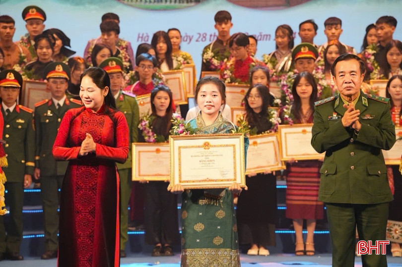 Lê Đặng Diệu Châu được được nhận bằng khen của Bộ trưởng, Chủ nhiệm Ủy ban Dân tộc. bqbht_br_z6230033643546-5b0c092775eb7746b0bb521294de6dfe.jpg