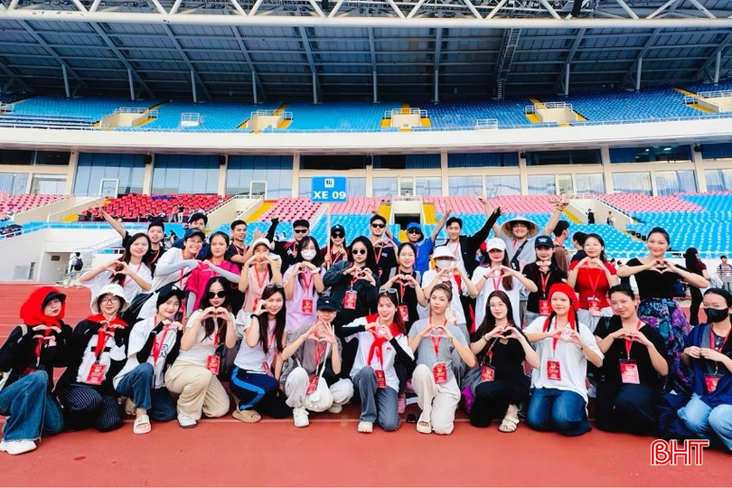 Dù làm việc dưới thời tiết nắng nóng, đội xếp chữ của Gia Linh vẫn rất nhiệt huyết. bqbht_br_12.jpg
