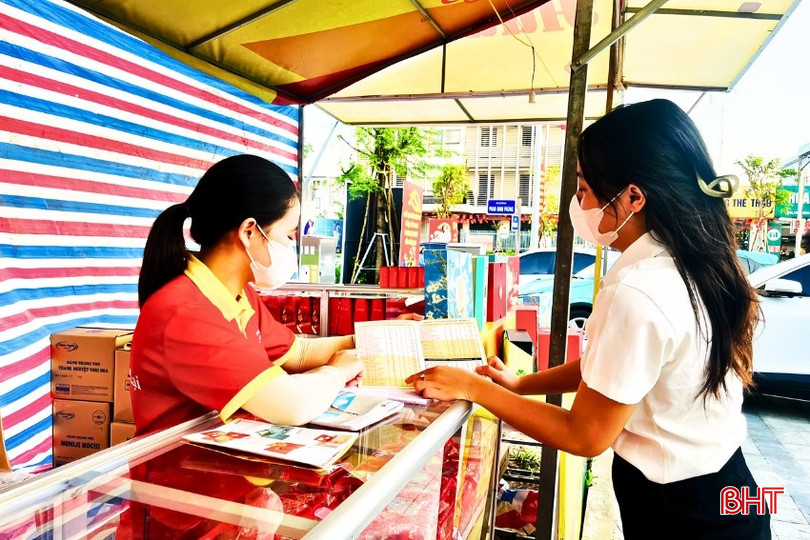 Chị Huyền tham khảo bảng giá bánh trung thu tại quầy bánh Hữu Nghị trên đường Nguyễn Huy Tự . bqbht_br_bbbb.jpg