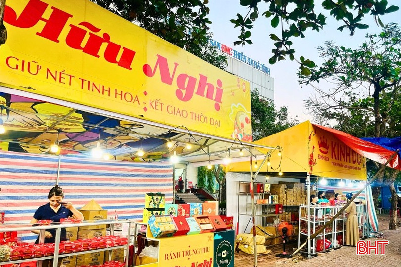 Lượng khách mua bánh trung thu tại các quầy chỉ lác đác. bqbht_br_aaaa.jpg