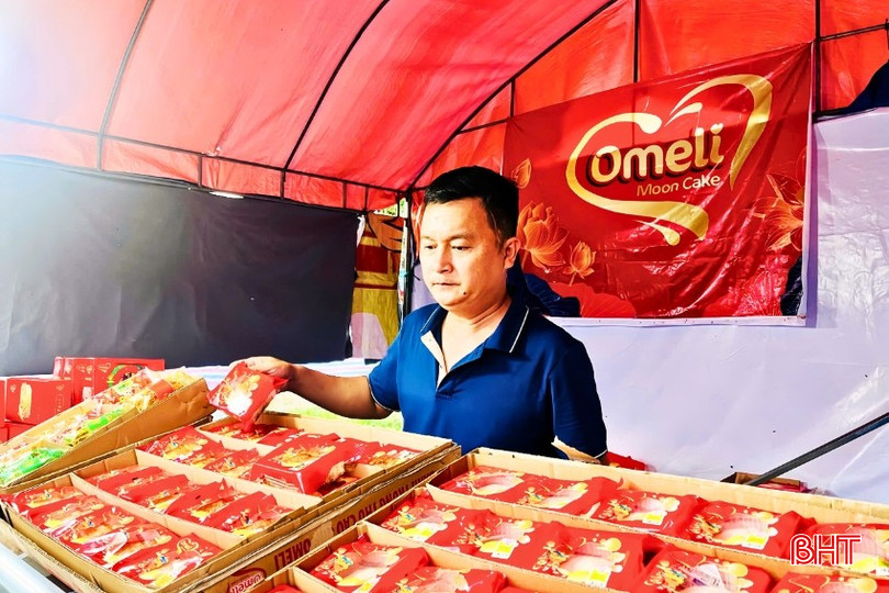 Quầy bánh Omeli vừa được dựng lại sau bão để phục vụ khách hàng. bqbht_br_cccn.jpg
