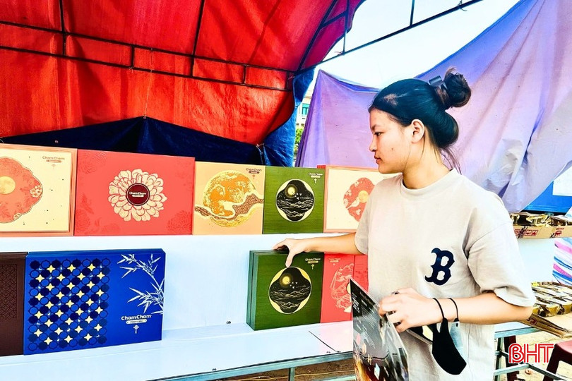 Trong lúc chờ khách, chị Thư tranh thủ bày biện để quầy bánh gọn gàng thu hút khách mua. bqbht_br_000.jpg
