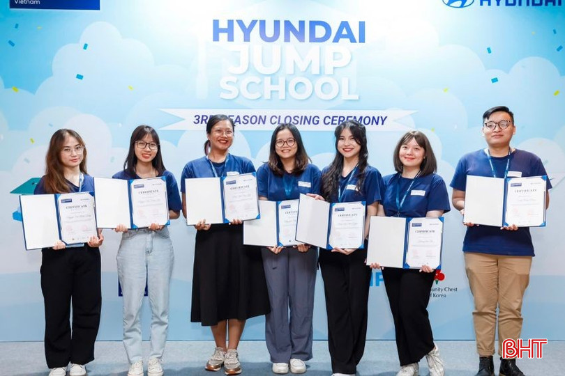 Дьем Куинь (третий справа) получил стипендию от Hyundai Group. bqbht_br_e.jpg