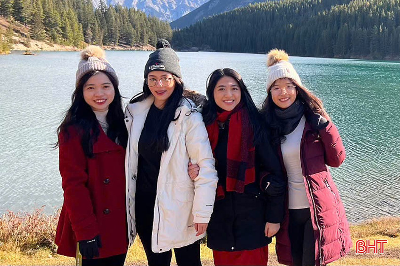 Mỹ Chung (thứ hai từ phải qua) chụp ảnh cùng bạn bè tại Canada. (Ảnh: NVCC) bqbht_br_z6114650709823-4563194dcb84a0d7dde6c15a7313209a.jpg