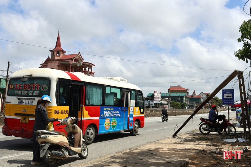 Hành khách đứng đón xe bên lề đường khi điểm dừng không có nhà chờ, tiềm ẩn nguy cơ mất an toàn giao thông. bqbht_br_12-1.jpg