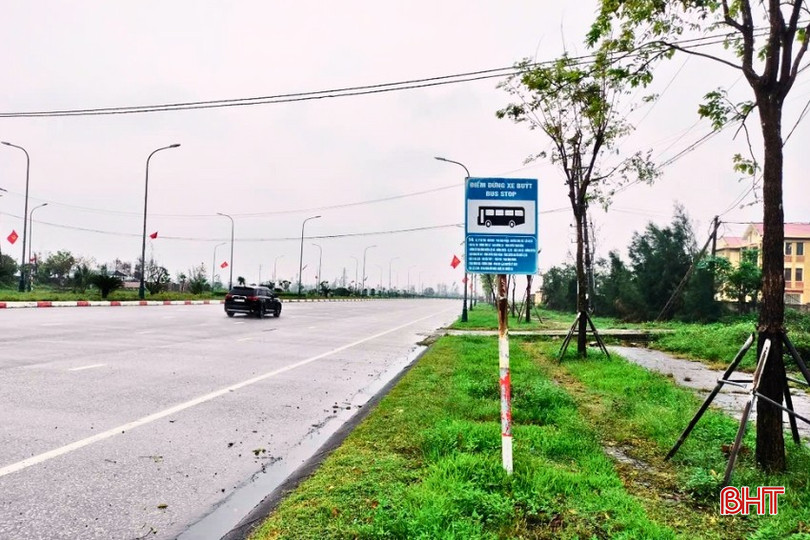 Điểm chờ xe buýt ở đường Bằng Sơn, xã Lộc Hà thưa vắng khách những ngày mưa to. bqbht_br_ooonnn.jpg