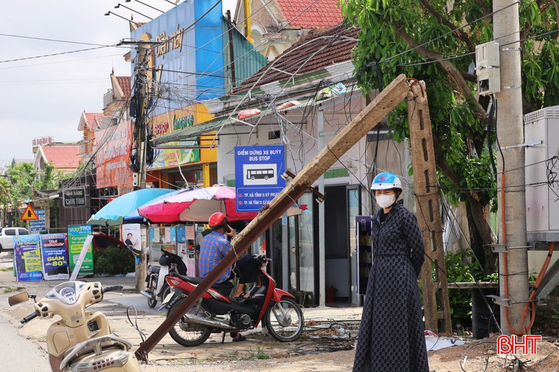 Điểm dừng xe buýt ở ngã ba Voi, xã Kỳ Anh ngổn ngang sau bão số 10 đến nay vẫn chưa được khắc phục. bqbht_br_12-4.jpg