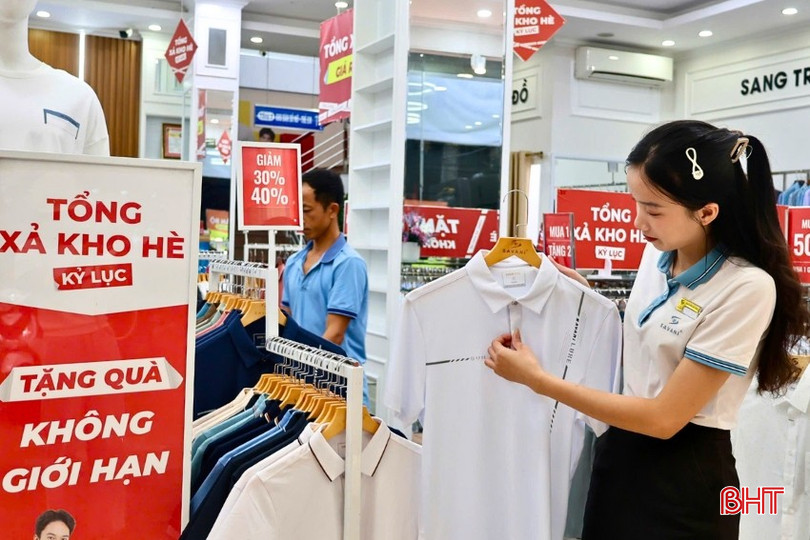 Tại cửa hàng thời trang Savani, đồ hè được sale mạnh với đa dạng mẫu mã. bqbht_br_000099988.jpg