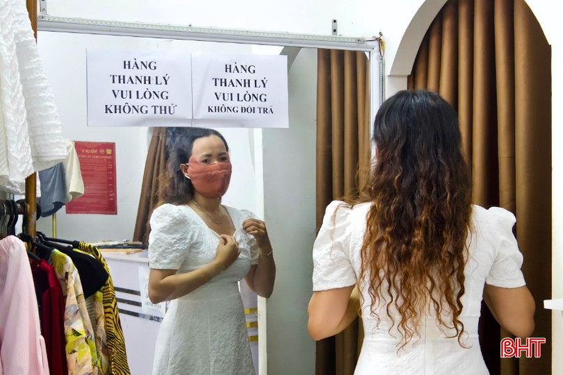 Khách hàng thử váy có giá sale 79.000 đồng. bqbht_br_098u.jpg